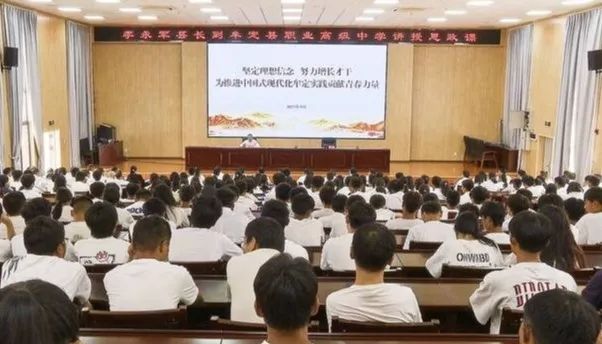 李永军到牟定县职业高级中学开展教师节走访慰问并为师生讲授思政课